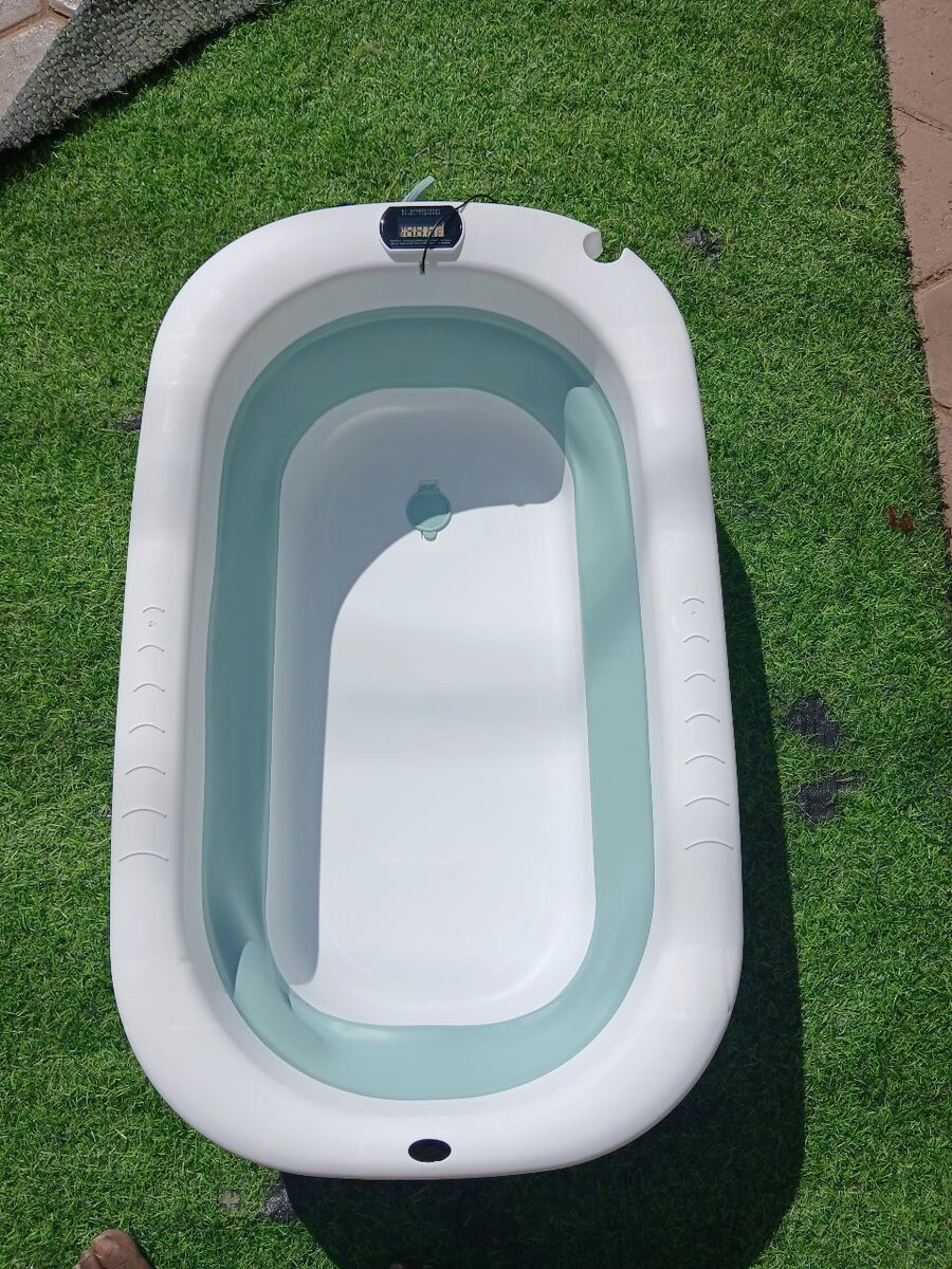 Foldable bathtub