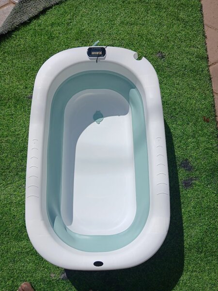 Foldable bathtub