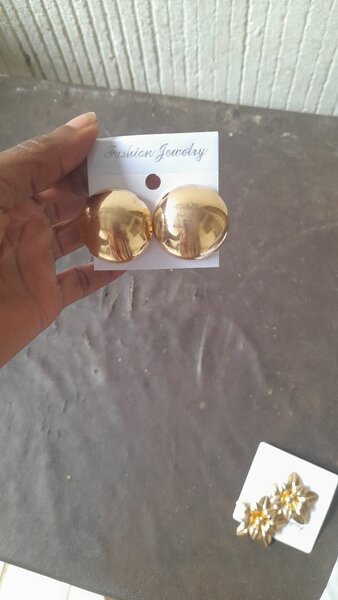 Boucles d'oreilles dorées élégantes