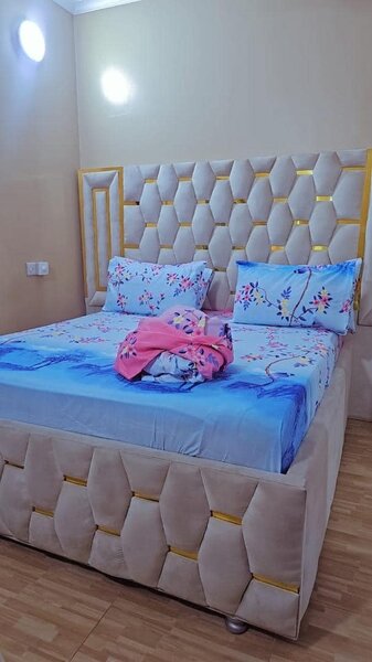 set includes 2 bedsheets and 4 pillowcases