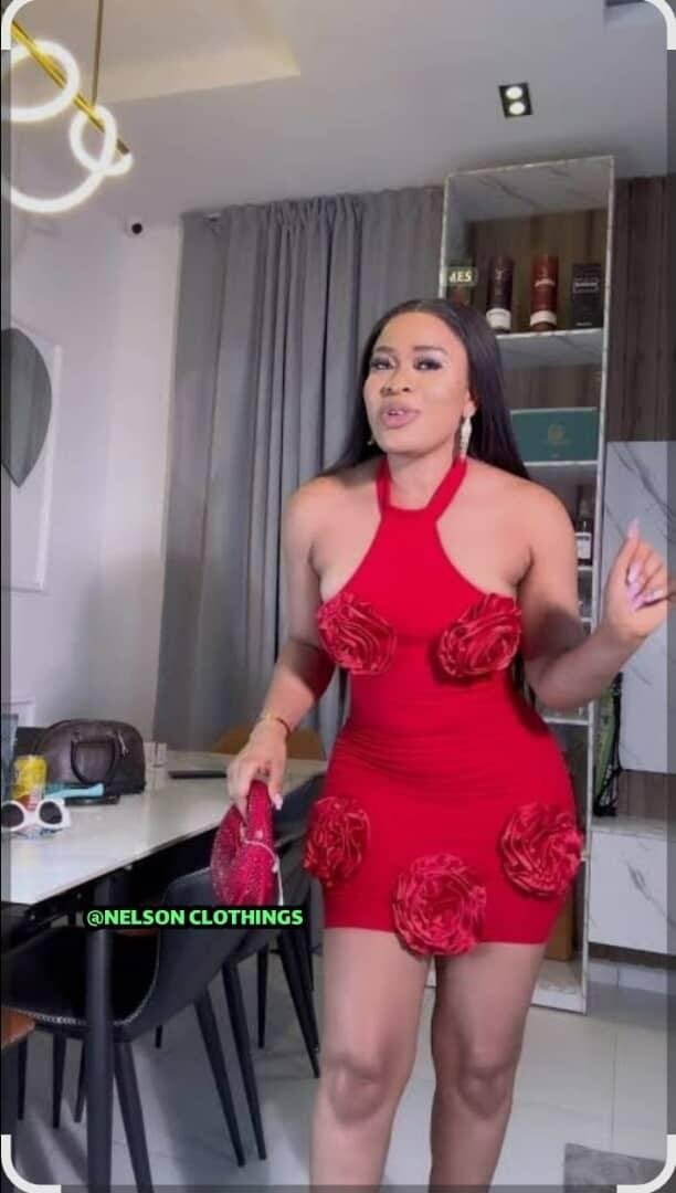 Robe rouge florale glamour