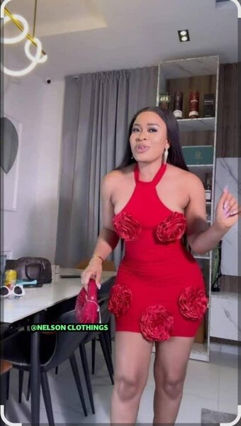 Robe rouge florale glamour