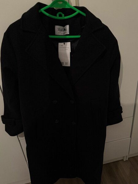 Чёрное пальто