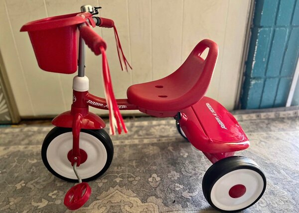 Tricycle enfant rouge solide