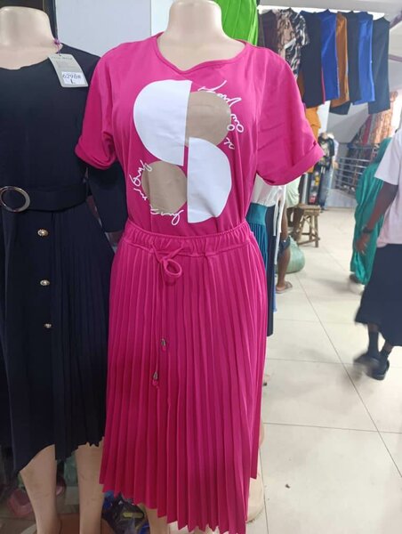 Robe Plissée Rose Élégante