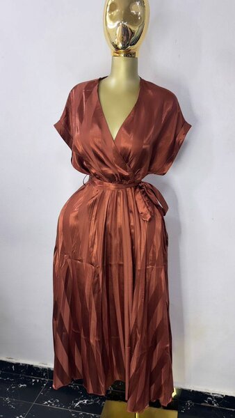 Robe satinée élégante