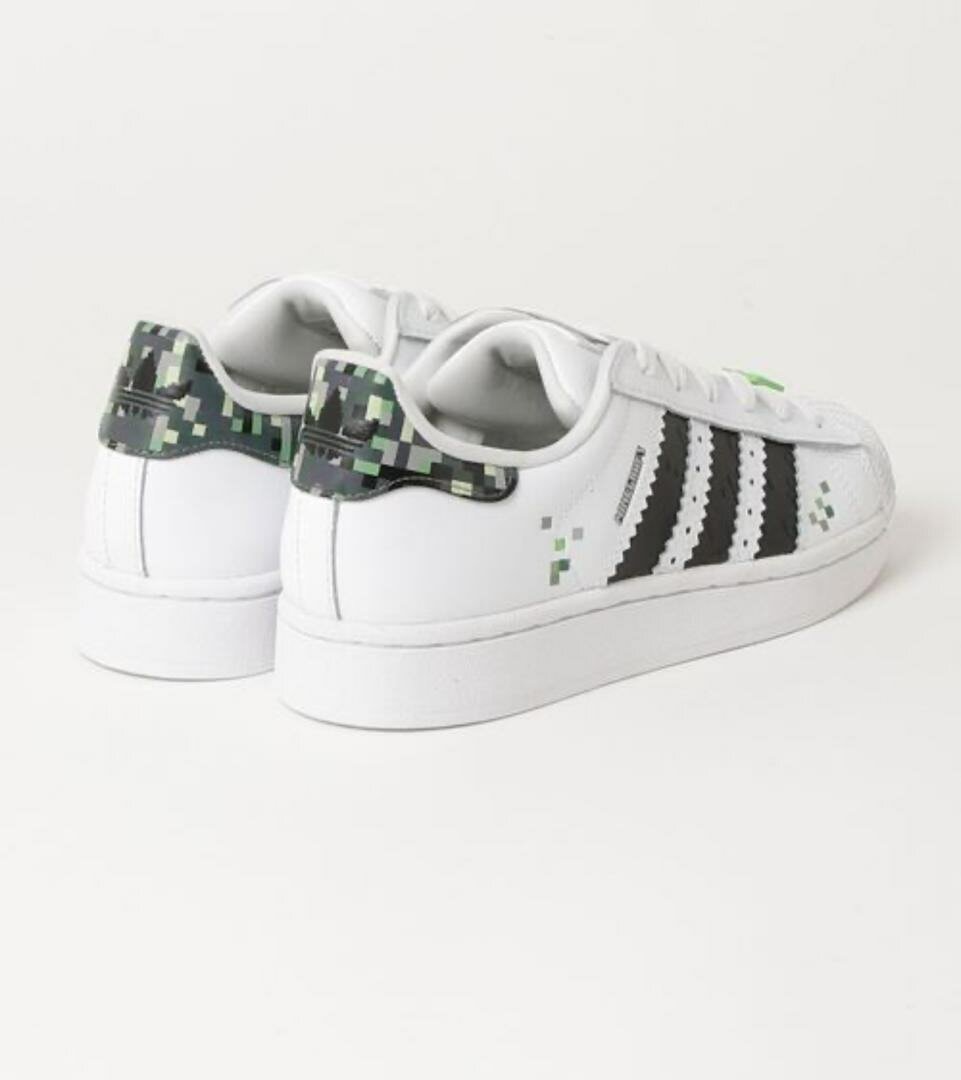 Baskets blanches à rayures noires