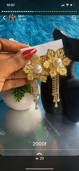 Boucles d'oreilles fleur dorée