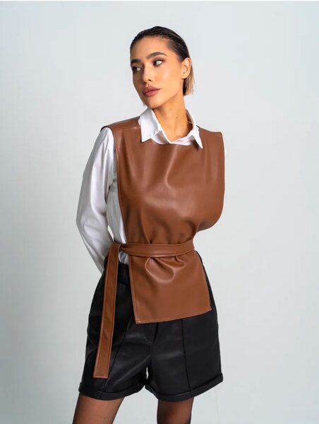 жилетка кожаная ,манишка