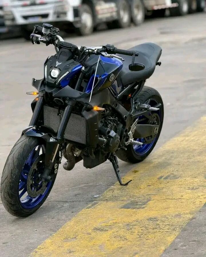 Moto sportive puissante bleue
