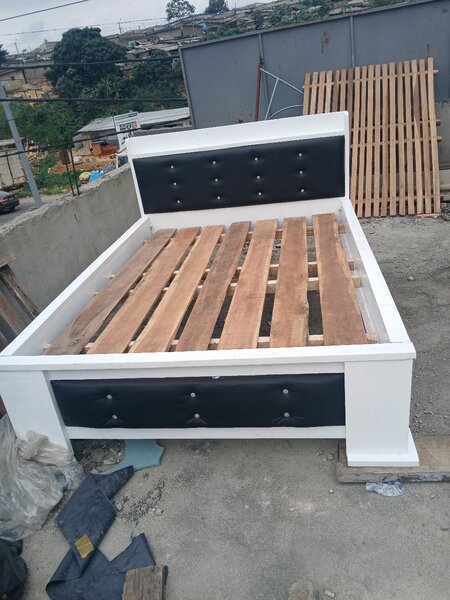 Lit en bois moderne