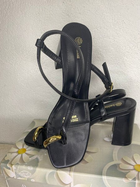 Sandales à talons en cuir noir