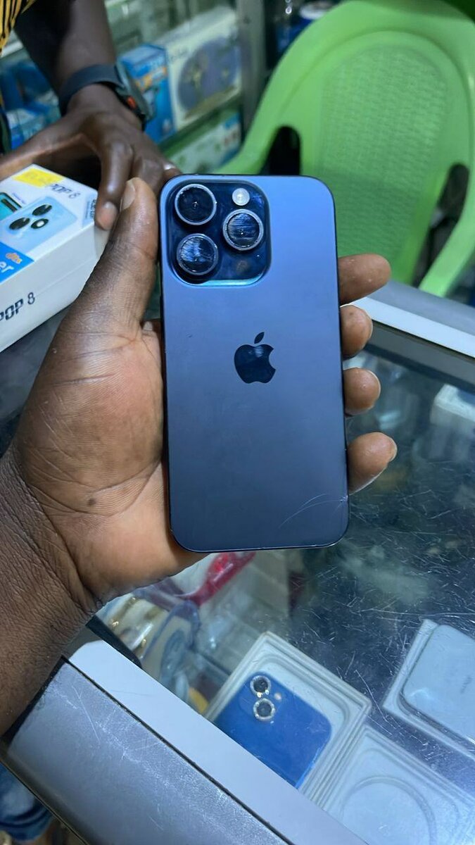 iPhone 15 pro arrière fissuré tout passe propre  540.000