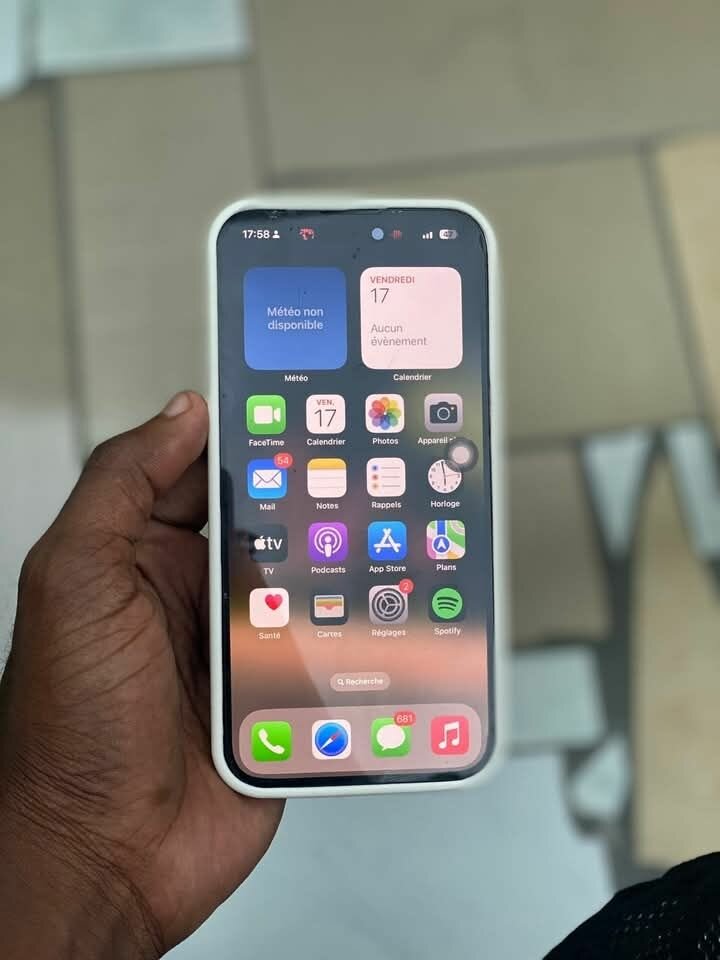 iPhone avec coque blanche