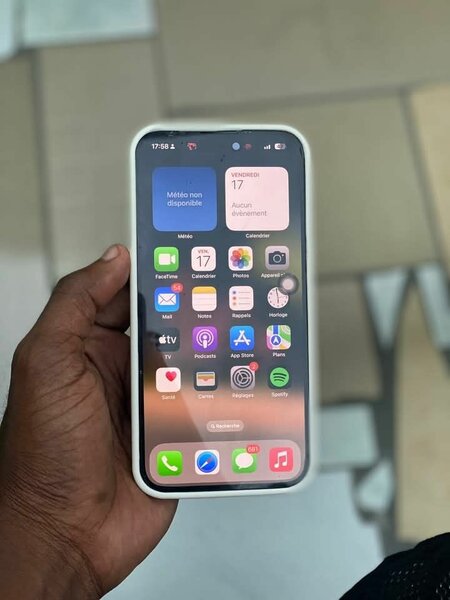 iPhone avec coque blanche