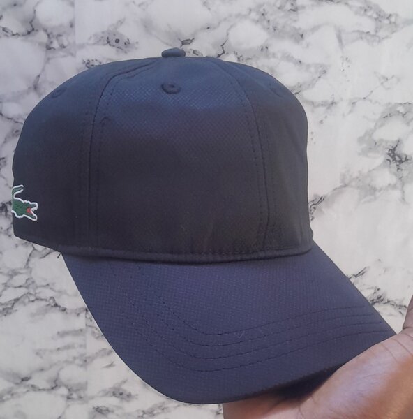 Casquette noire élégante Lacoste