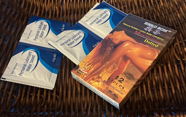 12 préservatifs + 4 lubrifiant