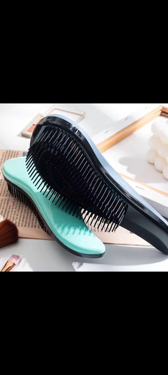 Oval detangler brush