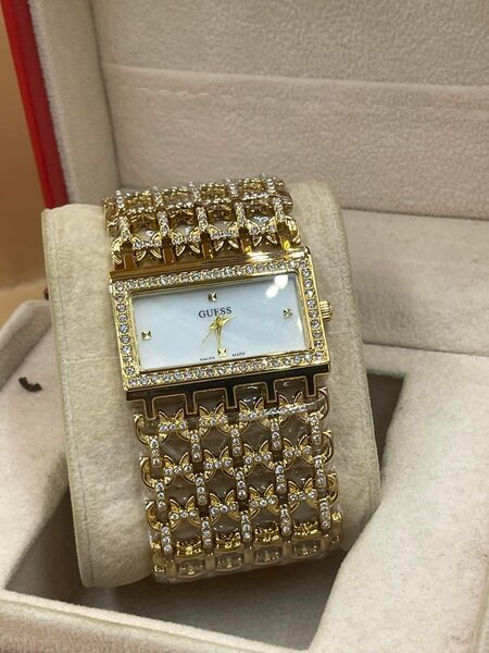 montre large avec des pierres