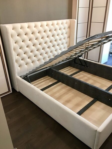 Lit coffre capitonné élégant