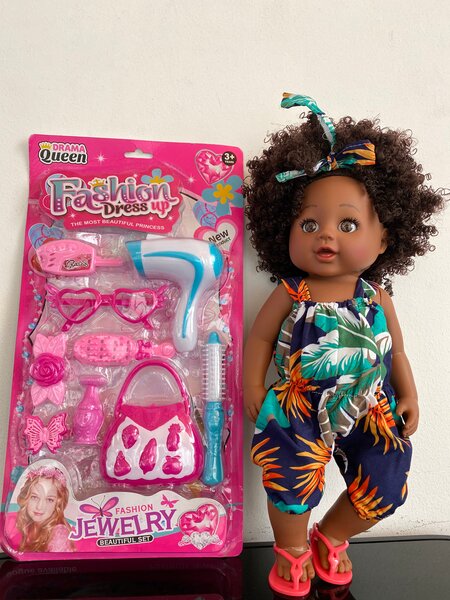 Poupée avec accessoires 48cm