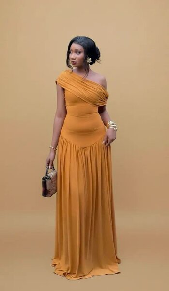 Robe longue élégante asymétrique