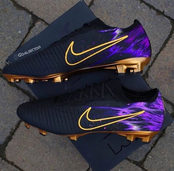 Chaussures de foot Nike illustres