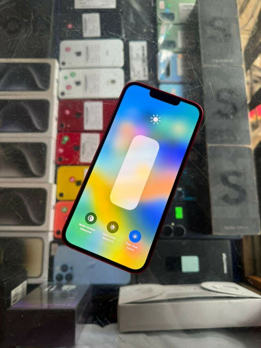 iPhone 14 128 giga tout passe à merveille jamais tapé de cou