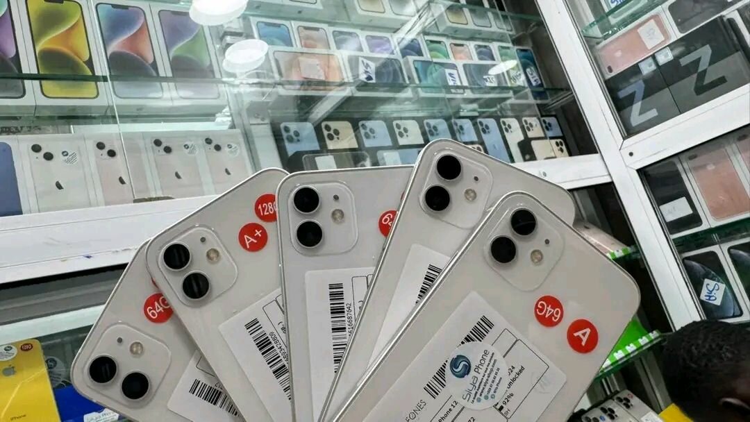 IPhone 12 simple 64gb quasi neuf Disponible