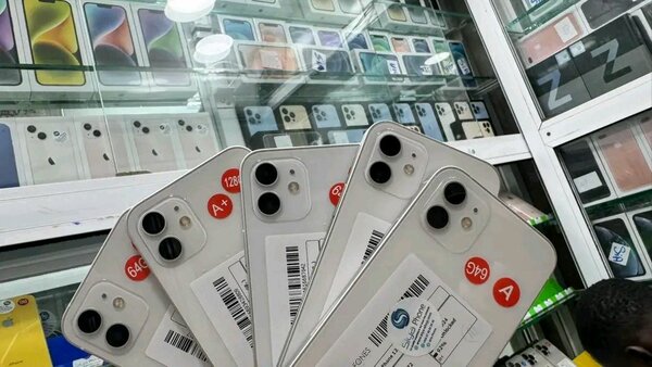 IPhone 12 simple 64gb quasi neuf Disponible