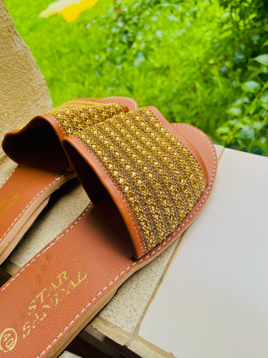 Sandales dorées glamour