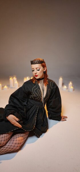 Чекер с длинными стразовыми цепочками.