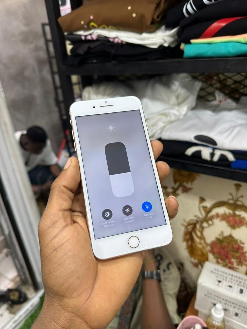 8 plus disponible 64GB propre tout passe