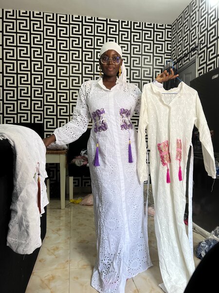 Robe Blanche Brodée Élégante