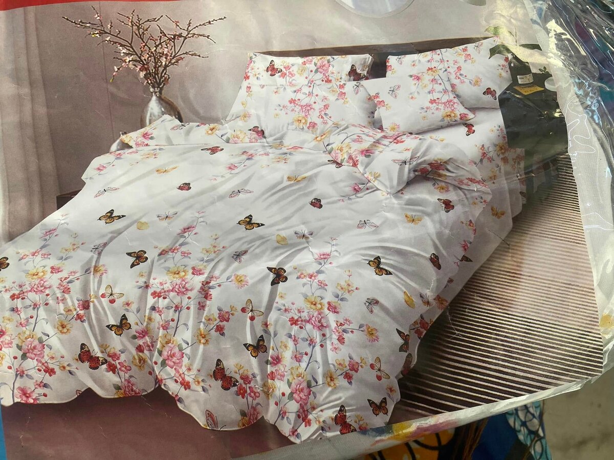  set includes 2 flat bedsheets and 4 standard pillowcases.