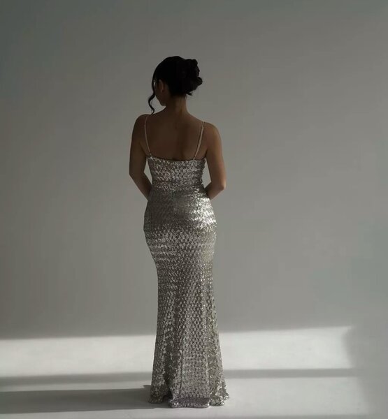 Продаю платье серебристое с пайетками