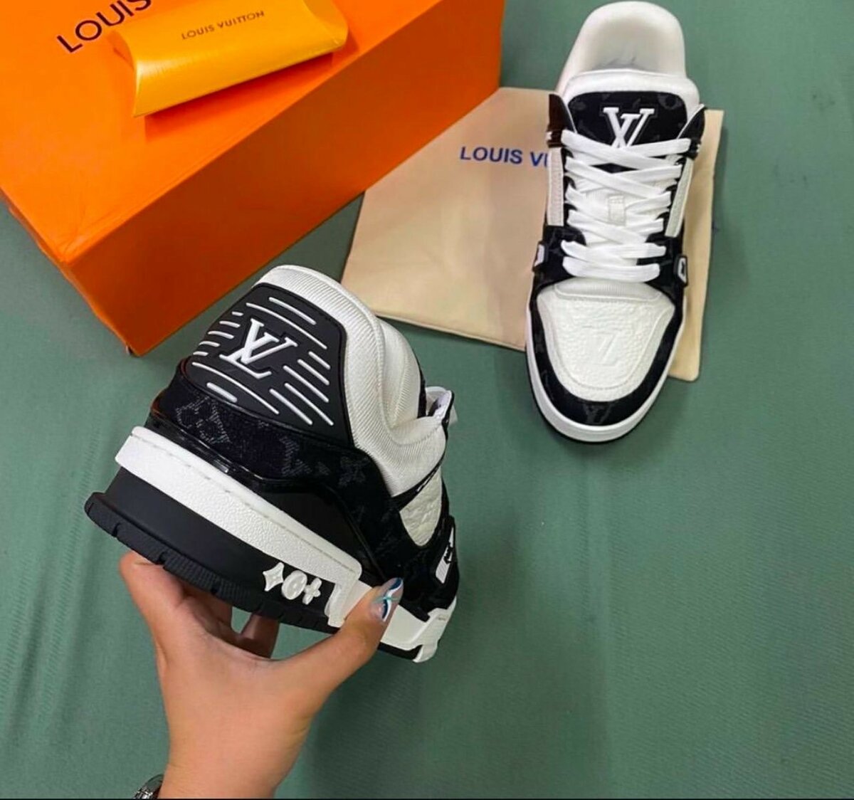 LOUIS VUITTON SNEAKER