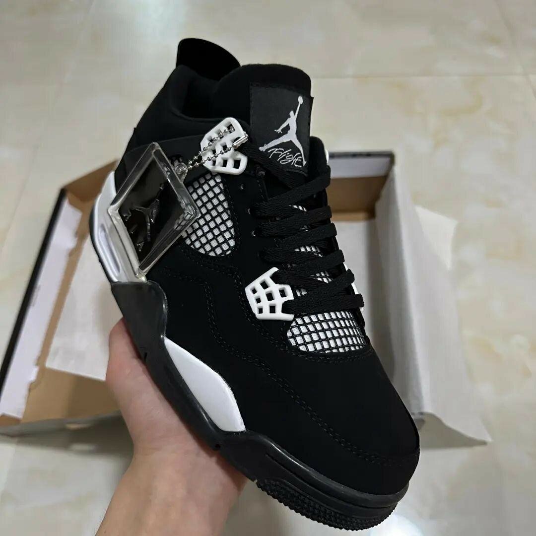 Jordan 4 ( black and white )