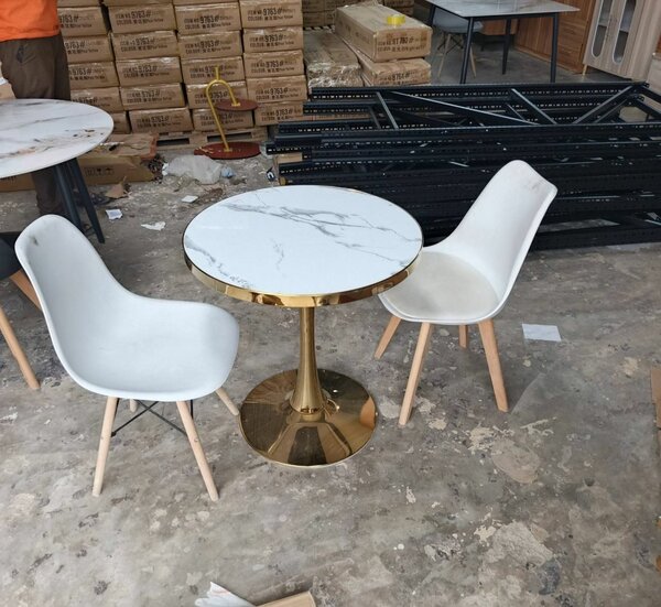 Table ronde marbre et chaises