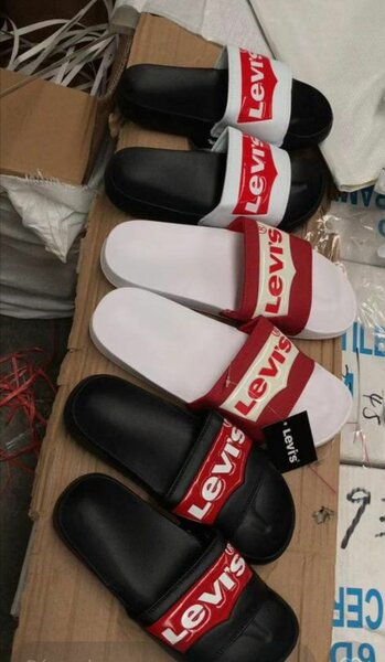 Claquettes logo Levi's élégantes