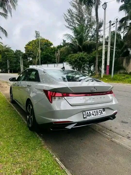 Hyundai Elantra Sedan Gris Élégant