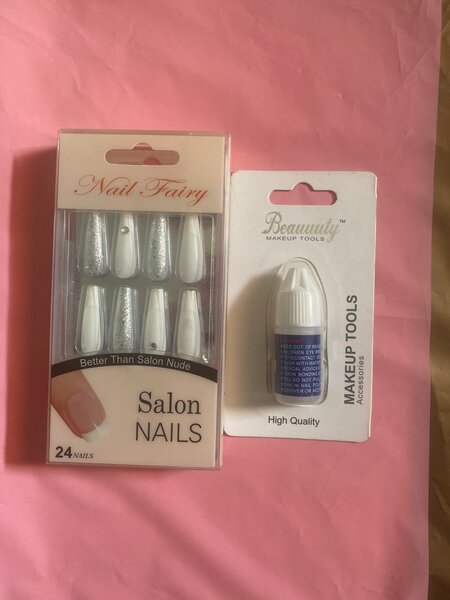 Faux Ongles et Colle Beauté