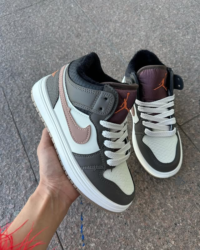 Кроссовки бело-черные