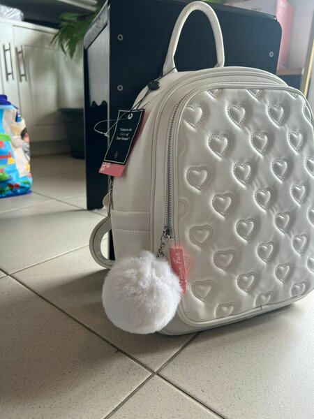 Sac à dos blanc avec cœurs