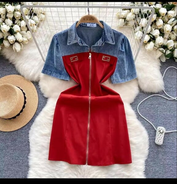 Robe rouge avec haut en jean