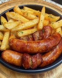 Saucisses et frites croustillantes
