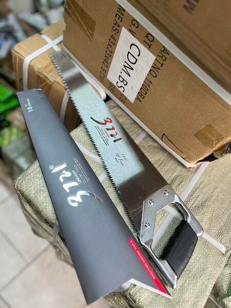 Scie à main robuste