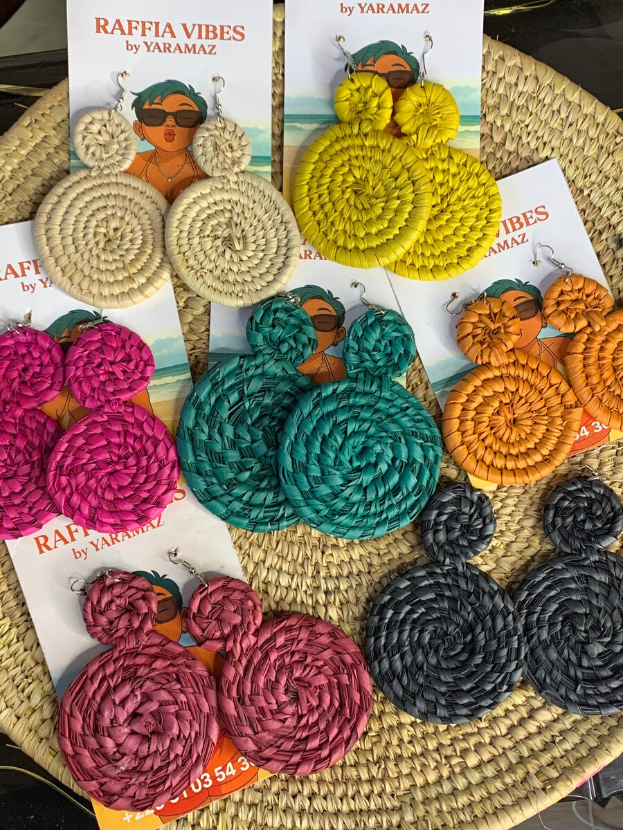 Boucles d'oreilles en raphia coloré