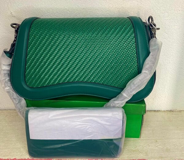 Sac à bandoulière en cuir tissé élégant