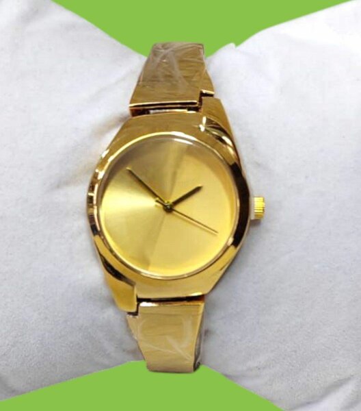 Montre femme dorée élégante